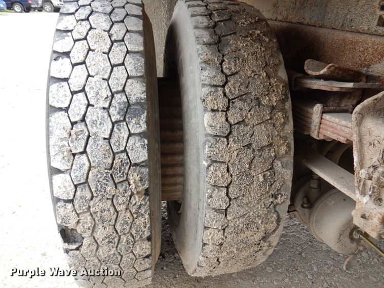 image for item KR9269 1998 International 4900  dump truck