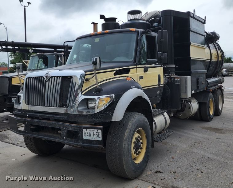 image for item KT9867 2006 International 7600  vacuum truck