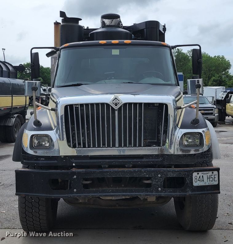 image for item KT9867 2006 International 7600  vacuum truck