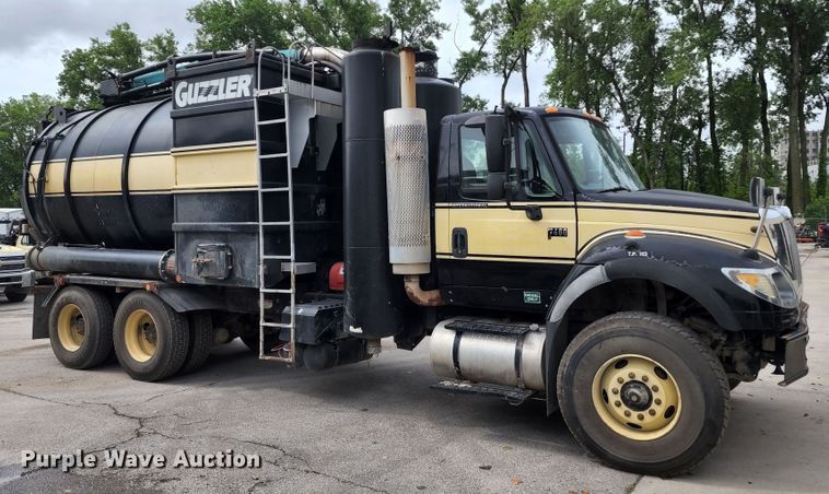 image for item KT9867 2006 International 7600  vacuum truck