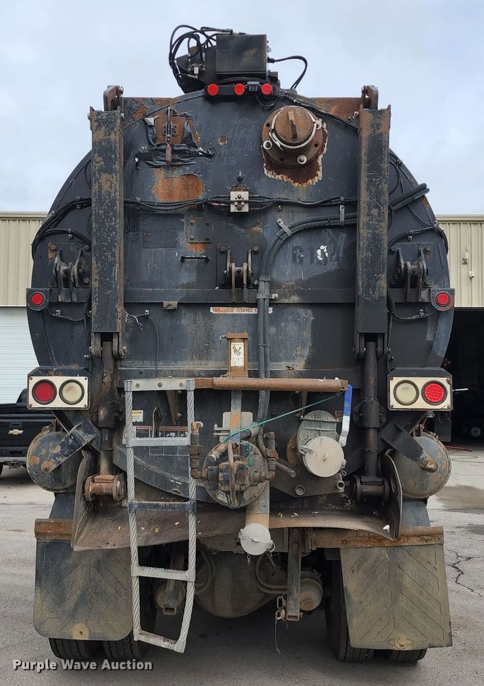 image for item KT9867 2006 International 7600  vacuum truck