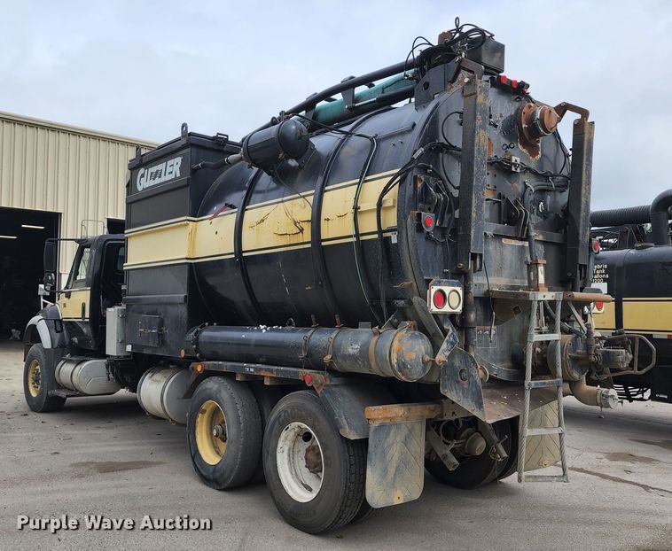 image for item KT9867 2006 International 7600  vacuum truck