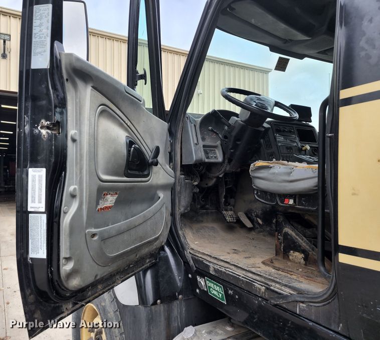 image for item KT9867 2006 International 7600  vacuum truck