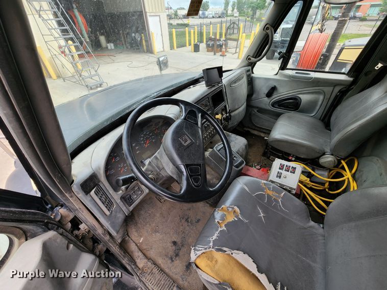 image for item KT9867 2006 International 7600  vacuum truck