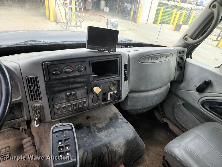 image for item KT9867 2006 International 7600  vacuum truck