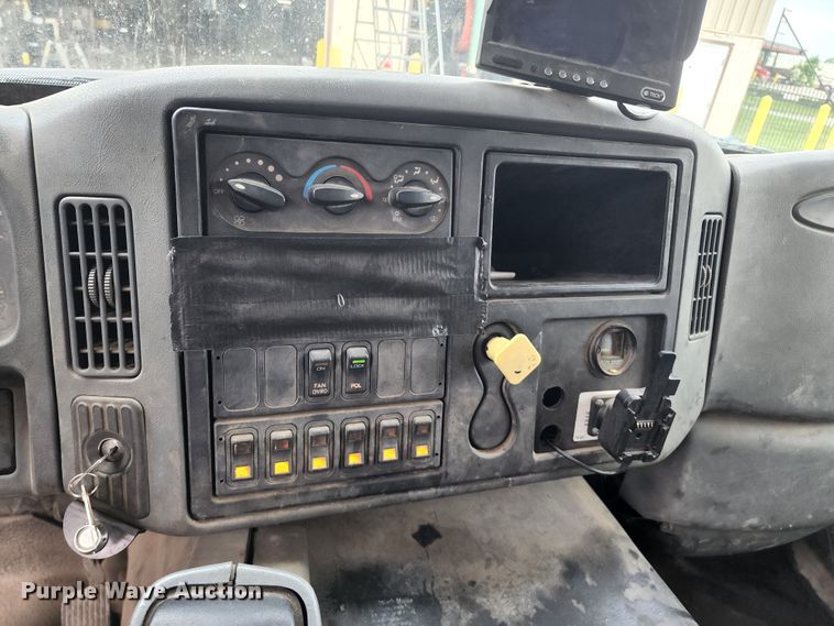 image for item KT9867 2006 International 7600  vacuum truck