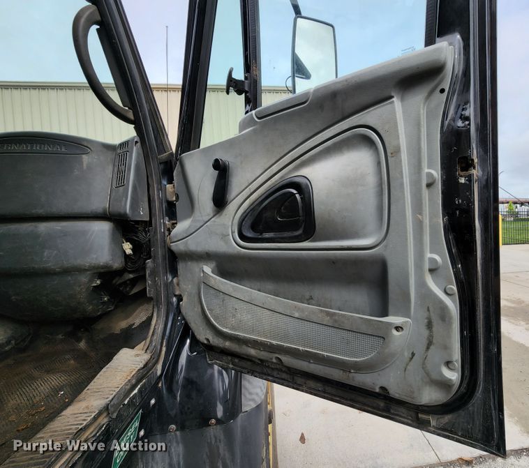 image for item KT9867 2006 International 7600  vacuum truck