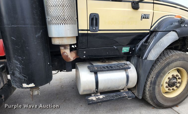 image for item KT9867 2006 International 7600  vacuum truck