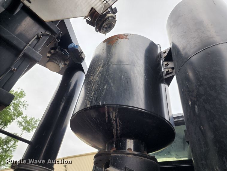 image for item KT9867 2006 International 7600  vacuum truck