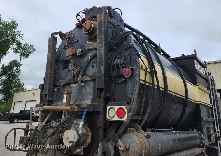 image for item KT9867 2006 International 7600  vacuum truck