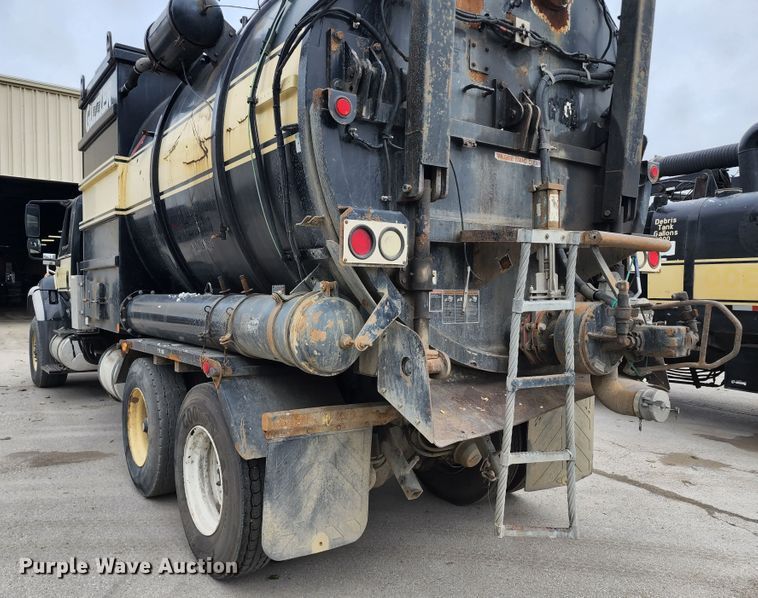 image for item KT9867 2006 International 7600  vacuum truck