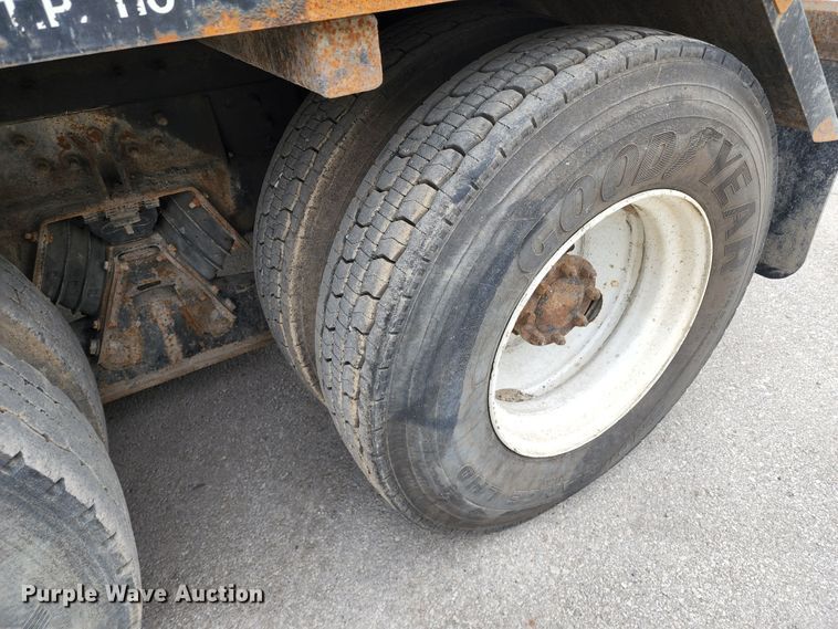 image for item KT9867 2006 International 7600  vacuum truck