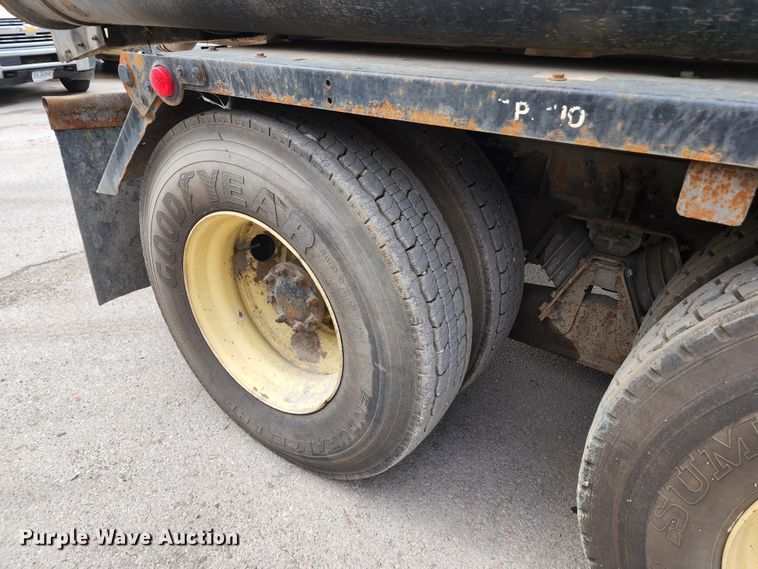 image for item KT9867 2006 International 7600  vacuum truck