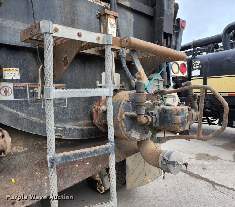 image for item KT9867 2006 International 7600  vacuum truck