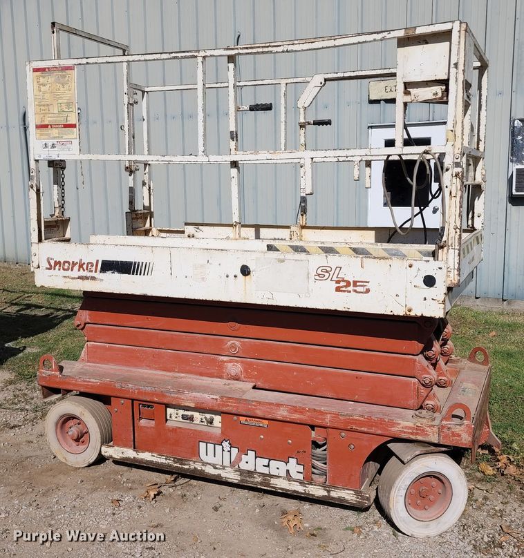 image for item KT9886 1997 Snorkel SL25 Wildcat  scissor lift