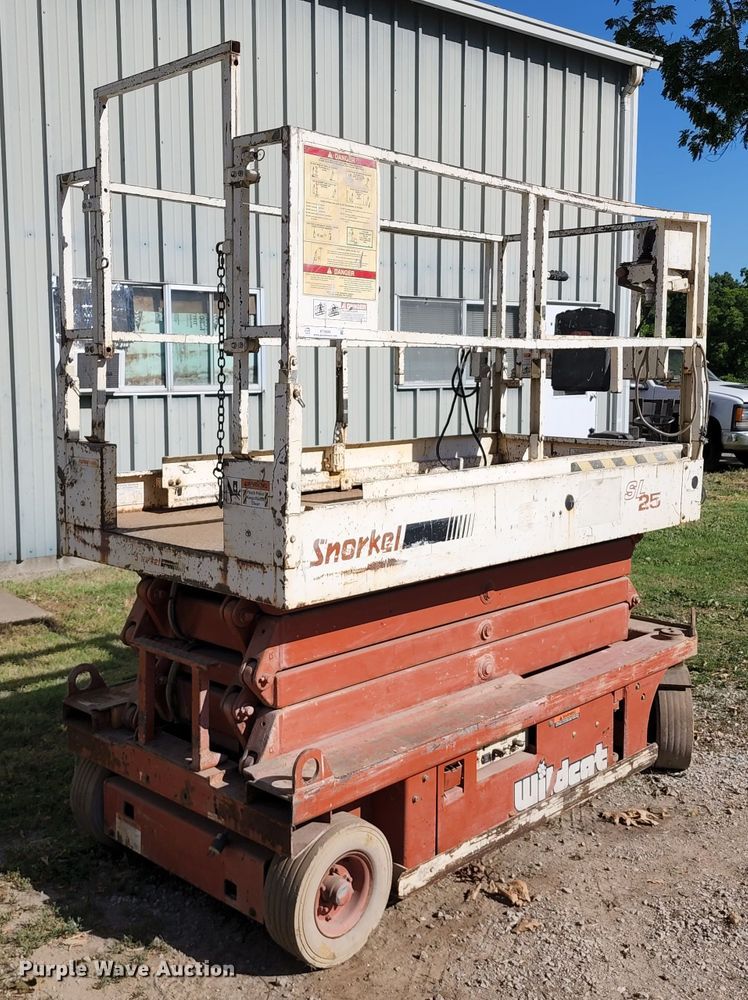 image for item KT9886 1997 Snorkel SL25 Wildcat  scissor lift