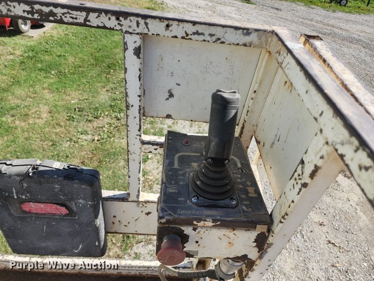 image for item KT9886 1997 Snorkel SL25 Wildcat  scissor lift