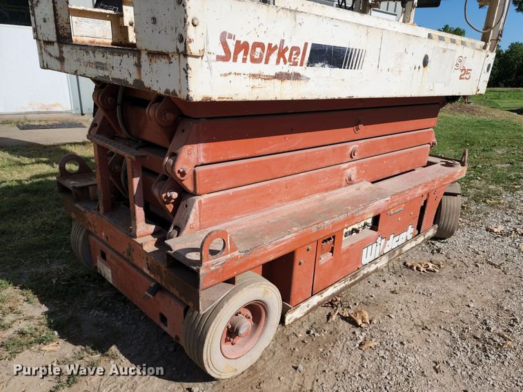 image for item KT9886 1997 Snorkel SL25 Wildcat  scissor lift