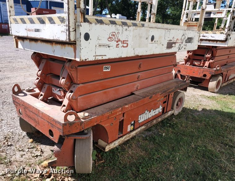 image for item KT9886 1997 Snorkel SL25 Wildcat  scissor lift