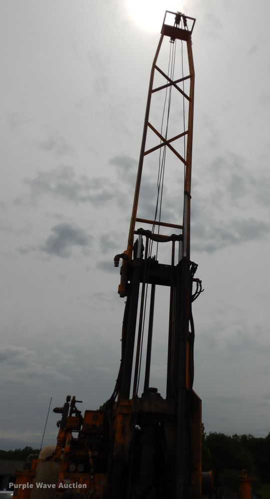 image for item MD9145 1998 GMC C7500  drilling rig truck