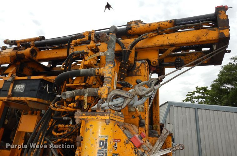 image for item MD9145 1998 GMC C7500  drilling rig truck