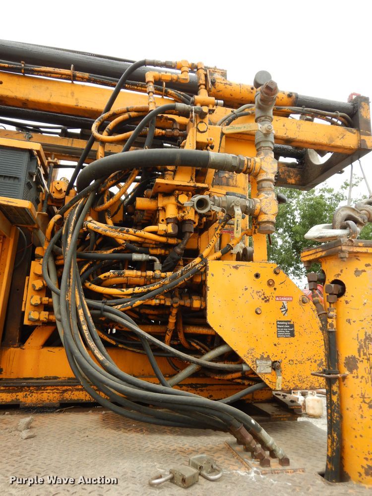 image for item MD9145 1998 GMC C7500  drilling rig truck