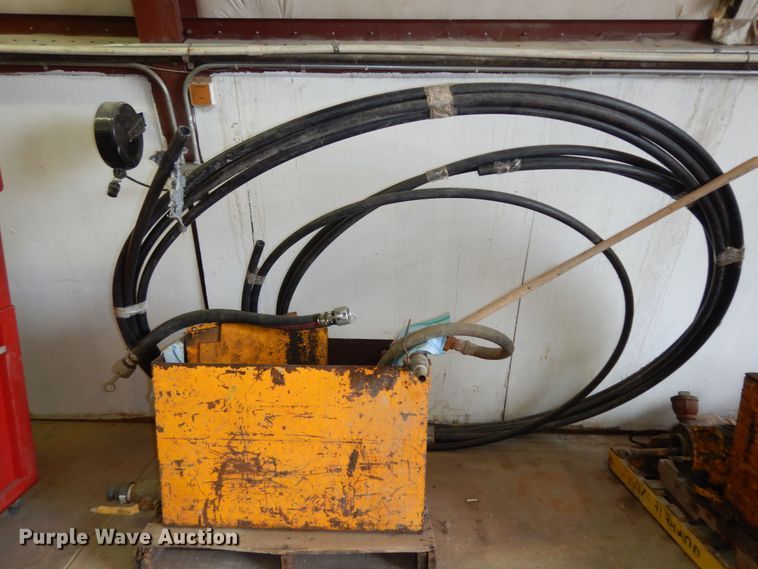 image for item MD9145 1998 GMC C7500  drilling rig truck