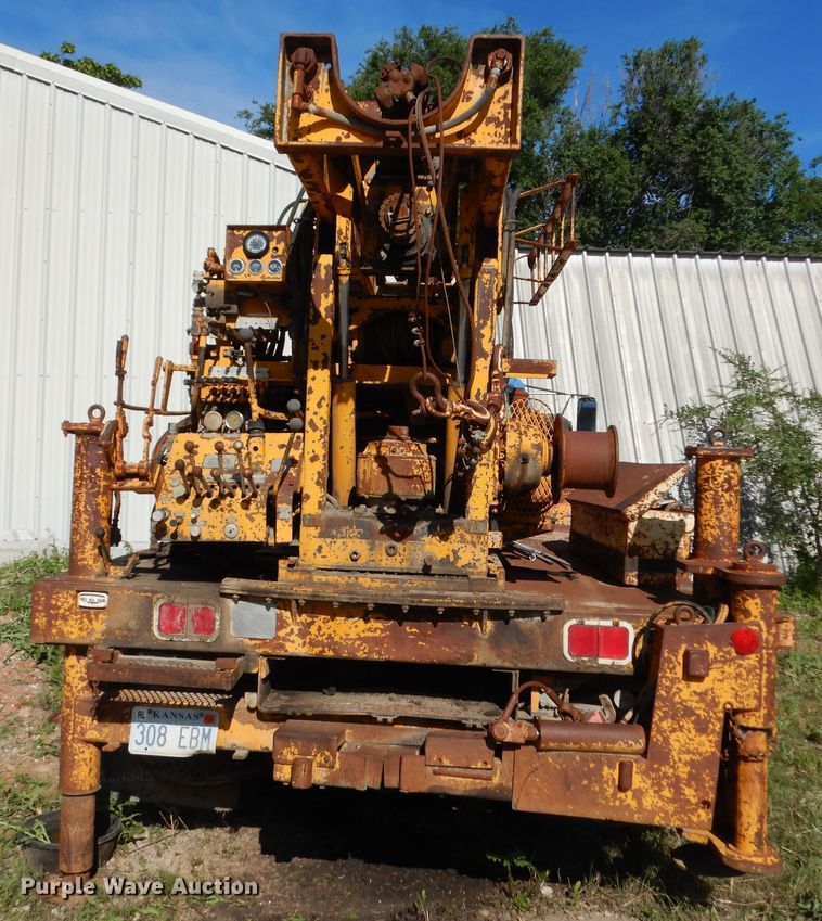 image for item MD9189 1995 GMC TopKick LoPro  drilling rig truck