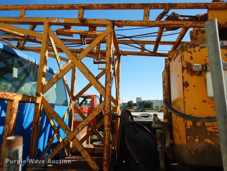 image for item MD9189 1995 GMC TopKick LoPro  drilling rig truck