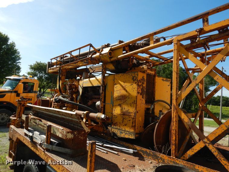 image for item MD9189 1995 GMC TopKick LoPro  drilling rig truck