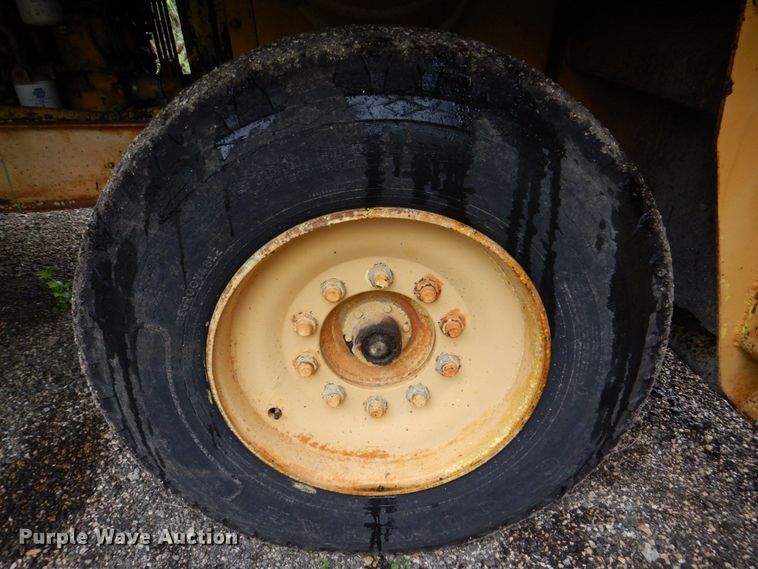 image for item MF9102 1982 Etnyre ETN-82  chip spreader