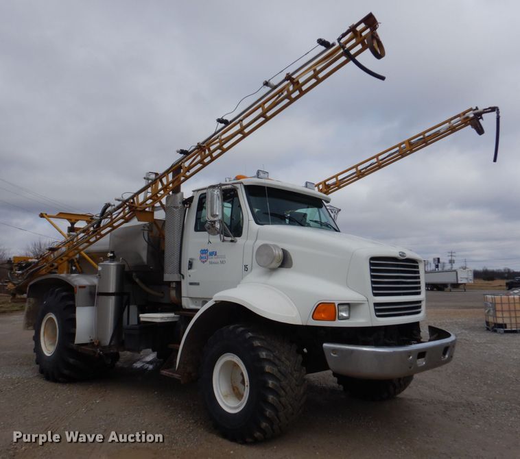 image for item DE7523 1999 Sterling L8513  applicator truck