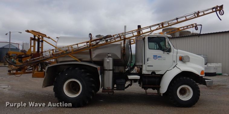 image for item DE7523 1999 Sterling L8513  applicator truck