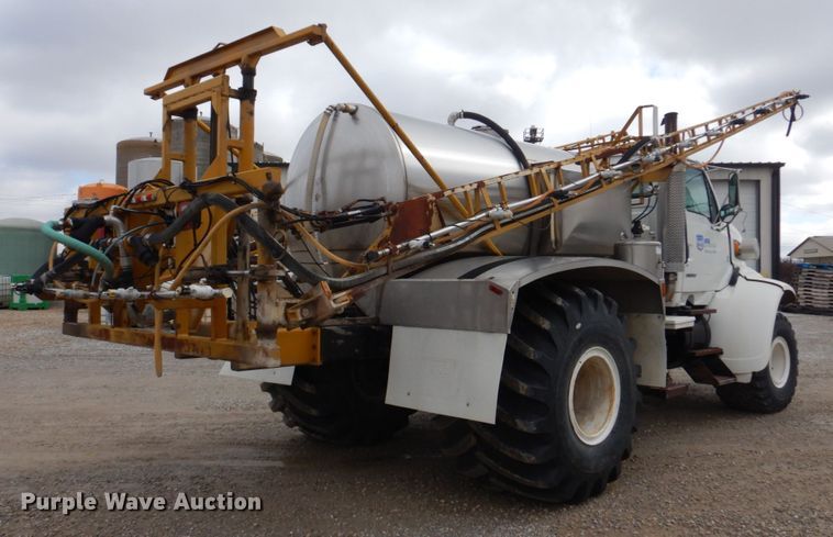 image for item DE7523 1999 Sterling L8513  applicator truck