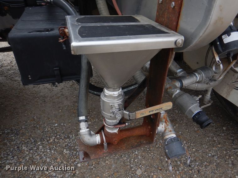 image for item DE7523 1999 Sterling L8513  applicator truck