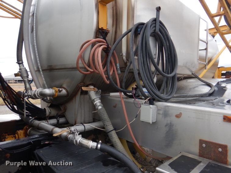 image for item DE7523 1999 Sterling L8513  applicator truck