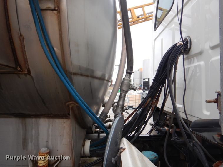 image for item DE7523 1999 Sterling L8513  applicator truck