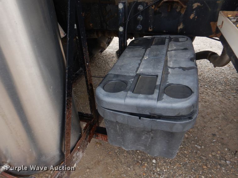 image for item DE7523 1999 Sterling L8513  applicator truck