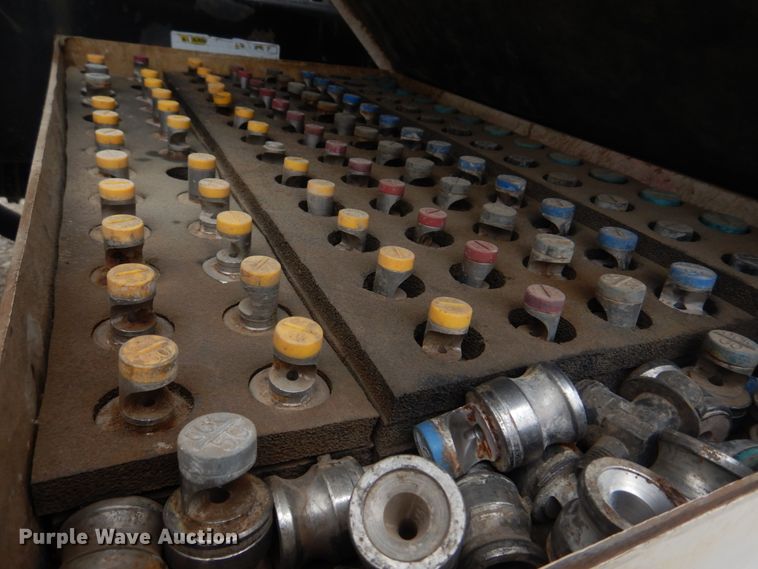 image for item DE7523 1999 Sterling L8513  applicator truck