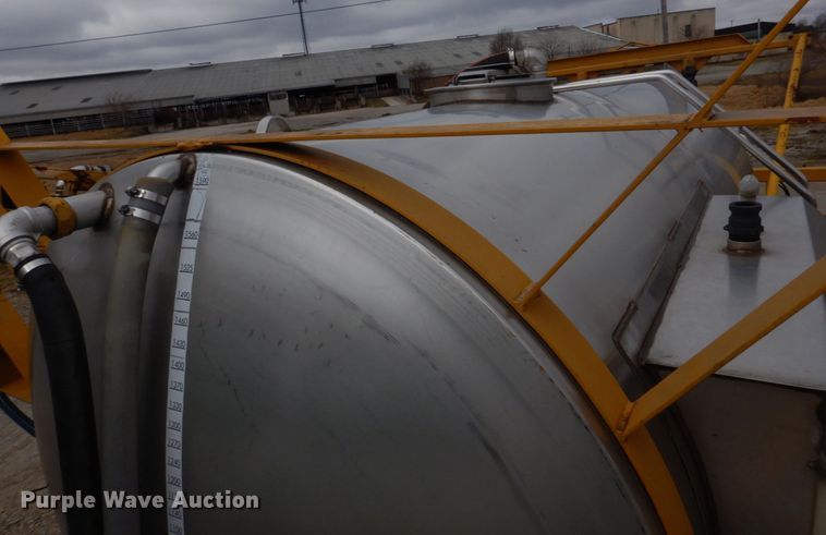 image for item DE7523 1999 Sterling L8513  applicator truck