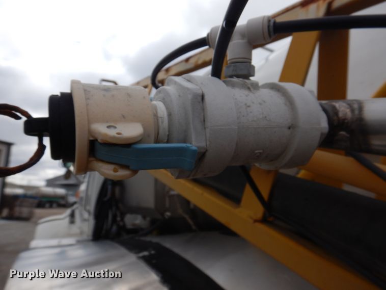 image for item DE7523 1999 Sterling L8513  applicator truck