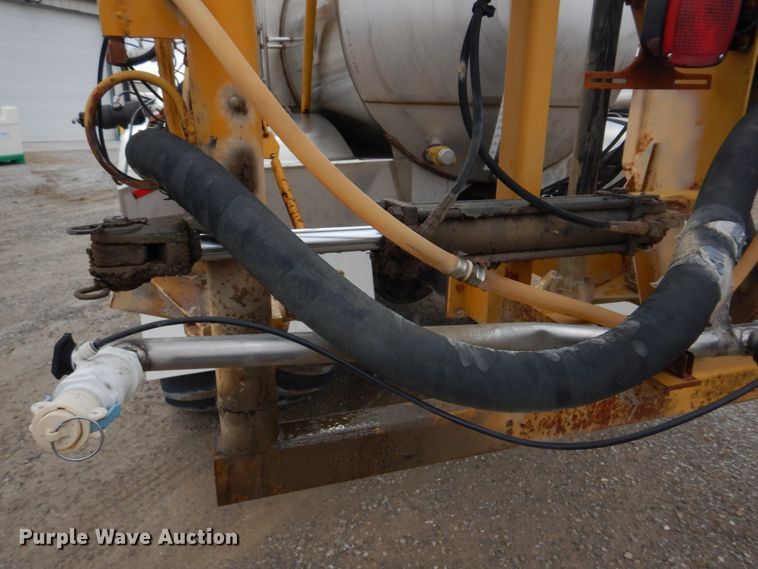 image for item DE7523 1999 Sterling L8513  applicator truck