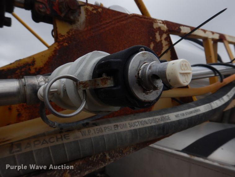 image for item DE7523 1999 Sterling L8513  applicator truck