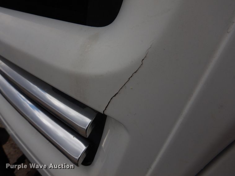 image for item DE7523 1999 Sterling L8513  applicator truck