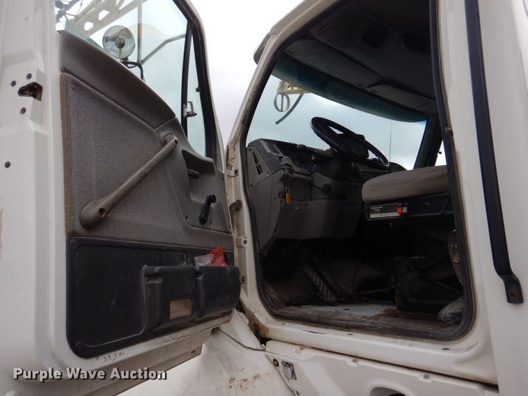 image for item DE7523 1999 Sterling L8513  applicator truck