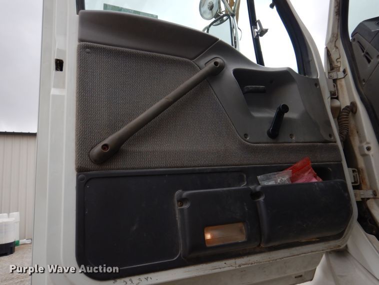 image for item DE7523 1999 Sterling L8513  applicator truck