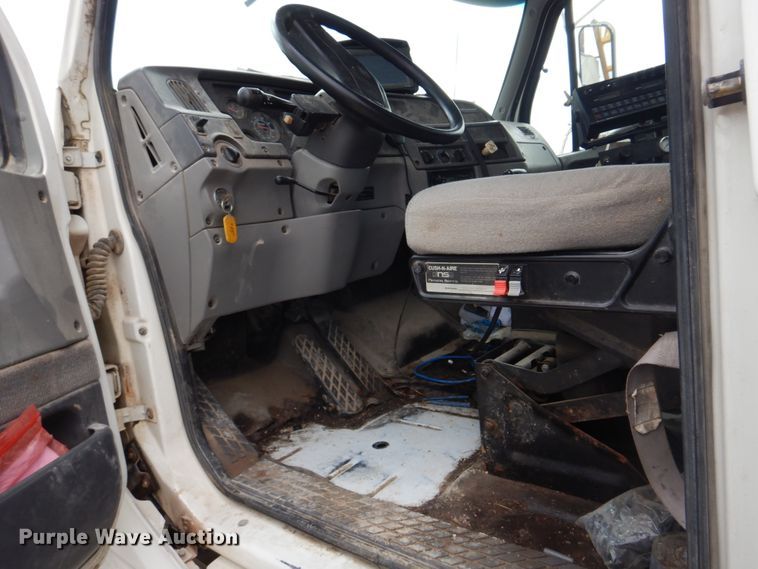 image for item DE7523 1999 Sterling L8513  applicator truck