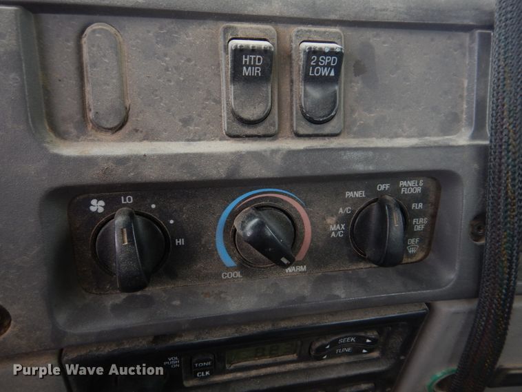 image for item DE7523 1999 Sterling L8513  applicator truck