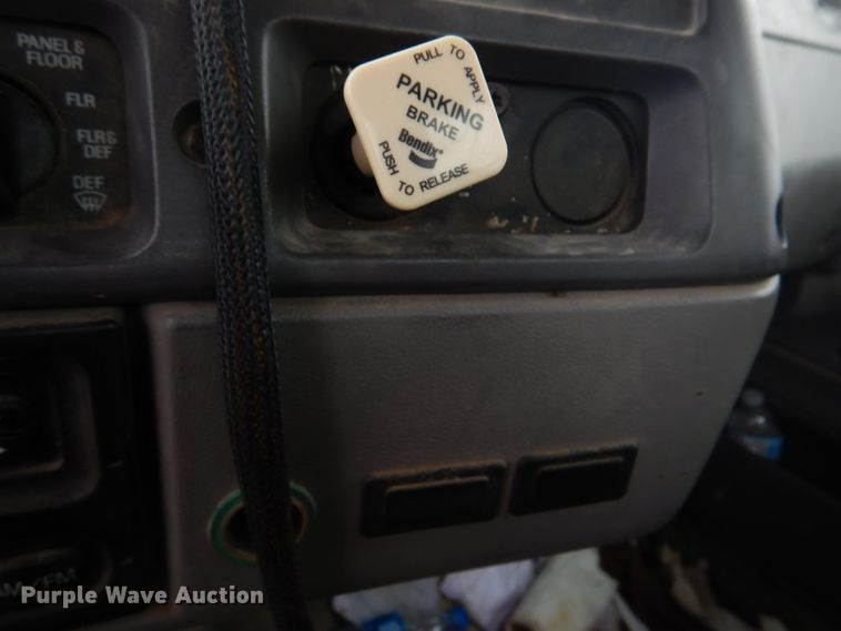 image for item DE7523 1999 Sterling L8513  applicator truck