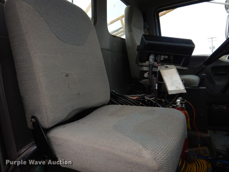 image for item DE7523 1999 Sterling L8513  applicator truck